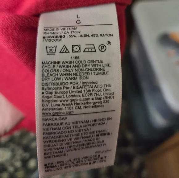 NWT GAP Women's Red Button-Up Top - Picture 3 of 5